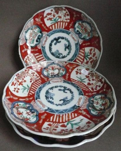 Trois assiettes en porcelaine à décor Imari....
