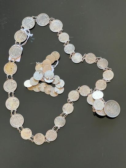 Un collier et un bracelet en argent 800 millièmes...