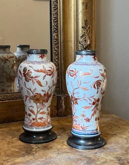 Paire de petits vases balustres en porcelaine...