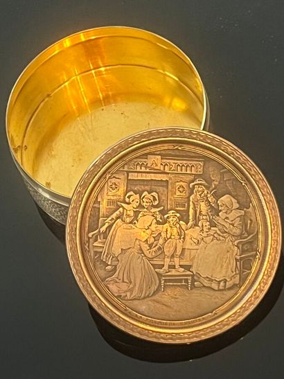 Circular pill box in silver and gilt metal....