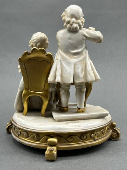 Statuette les musiciens, en porcelaine blanche...