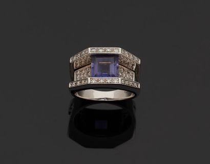 Bague moderniste en or gris 18 k (750 millièmes)...