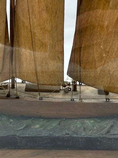 Maquette de bateau en bois, sous verre au...