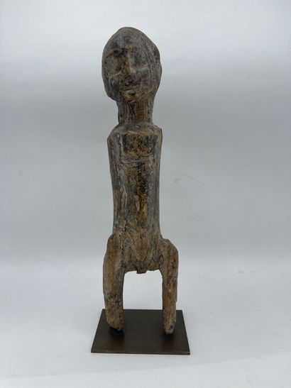 Statuette Dogon en bois sculpté reposant...