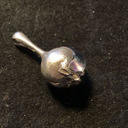 Pendentif en argent ornée d'une grenade centrée...