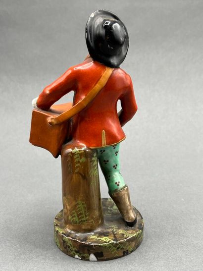 Statuette porte plume en porcelaine polychrome...