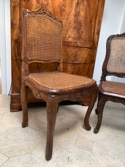 Deux chaises en bois naturel sculpté et mouluré,...