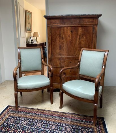 Paire de fauteuils à crosse en acajou et...