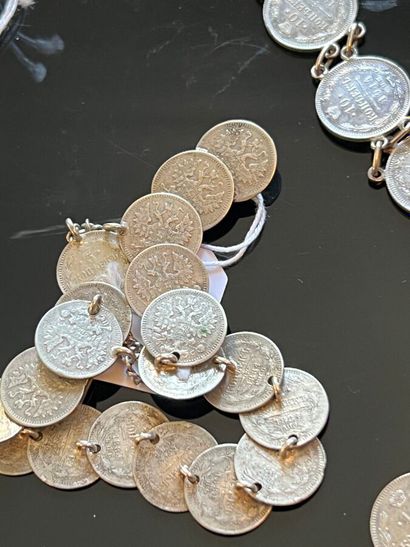 Un collier et un bracelet en argent 800 millièmes...