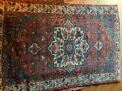 Lot de cinq tapis d'Orient (usures et accidents)...