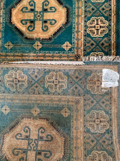 Deux tapis d'Orient dont un tapis galerie...