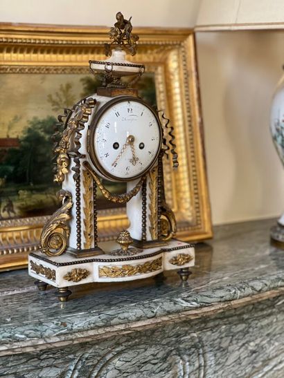 Portico clock in gilt bronze and white marble,...