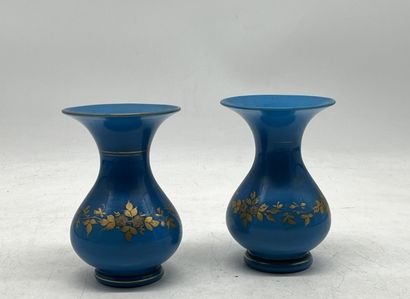 Paire de vases balustre en cristal opalin...