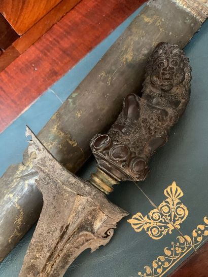 Kriss, la poignée en bois sculpté, lame en...