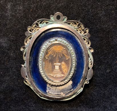 Médaillon en vermeil, or et émail, orné de...