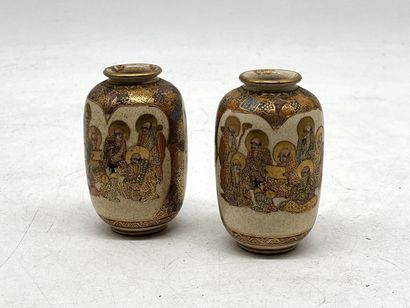 Paire de petits vases en faïence de Satsuma...