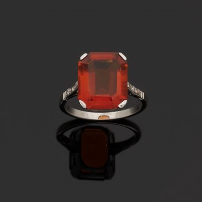 Bague en or gris 750 millièmes ornée d'une...