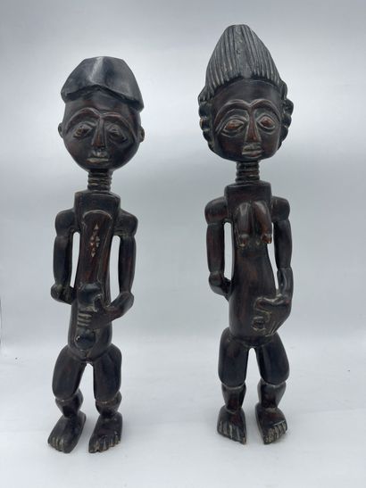 Couple de statuettes en bois sculptés, l'homme...