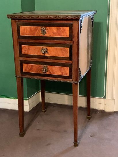 Table de chevet de style Louis XVI en bois...