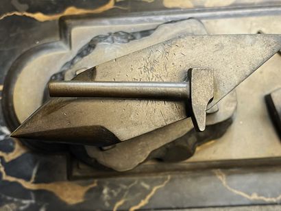 Enclume et outils en bronze sur un socle...