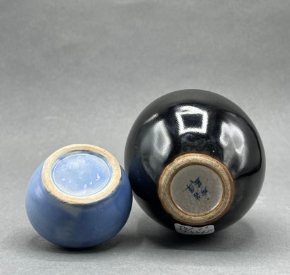 CHINE - Vase globulaire en porcelaine émaillée...
