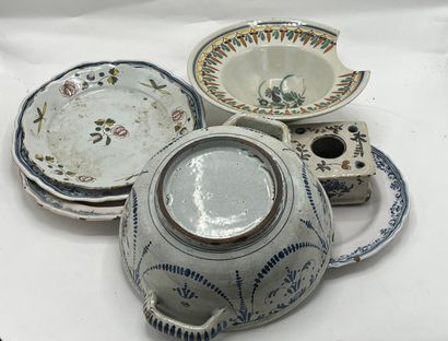 Set of three earthenware dishes, four plates,...