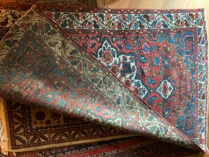 Lot de cinq tapis d'Orient (usures et accidents)...
