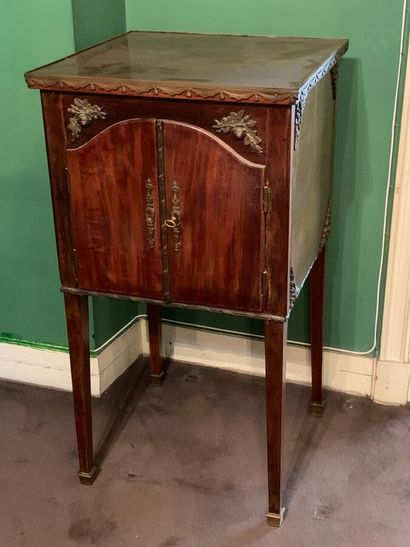 Table de chevet de style Louis XVI en bois...