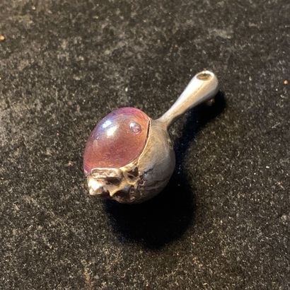 Pendentif en argent ornée d'une grenade centrée...