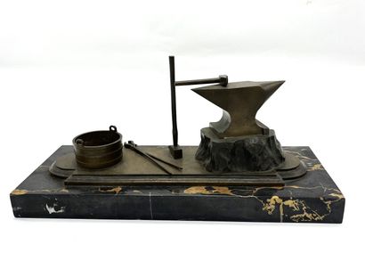 Enclume et outils en bronze sur un socle...