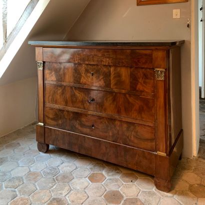 Commode en placage d'acajou ouvrant à quatre...