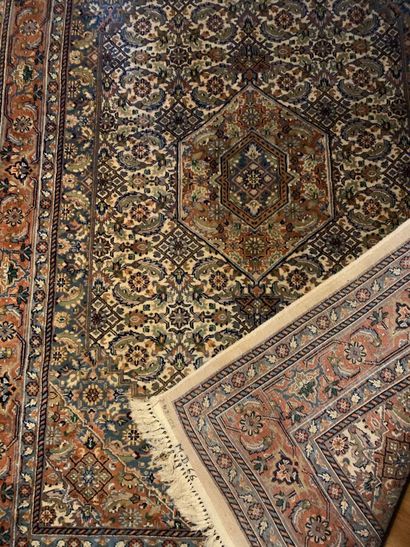 Tapis d'orient à décor de rinceaux sur fond...