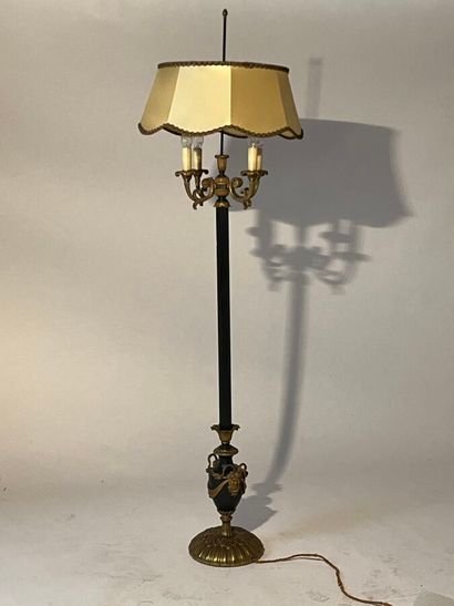 Lampadaire en bronze doré et métal patiné...