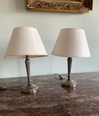 Pair of lamps in silver-plated metal, with...