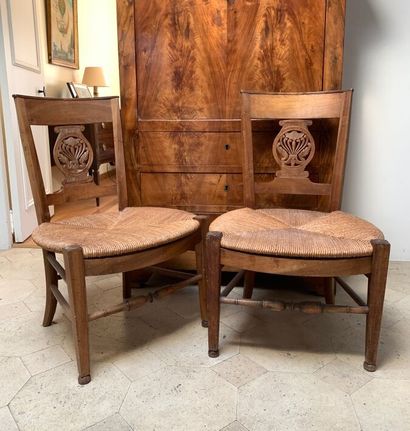 Paire de chaises basses en bois naturel,...