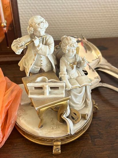 Statuette les musiciens, en porcelaine blanche...