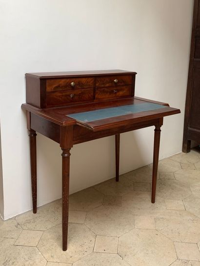 Petit bureau à gradin en placage d'acajou...
