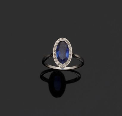 Bague ovale en or gris 750 millièmes ornée...