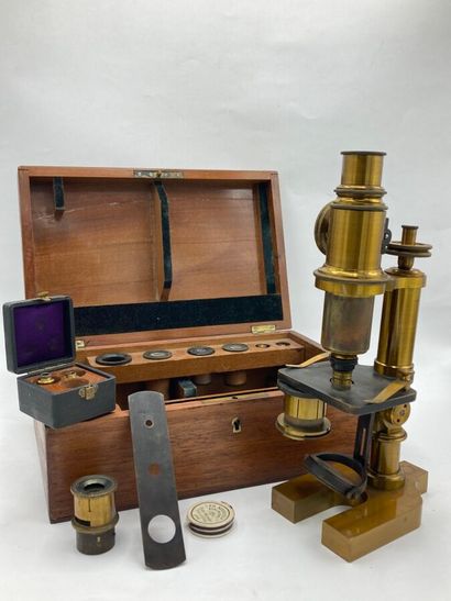 Microscope en laiton, signé ED Messter -...