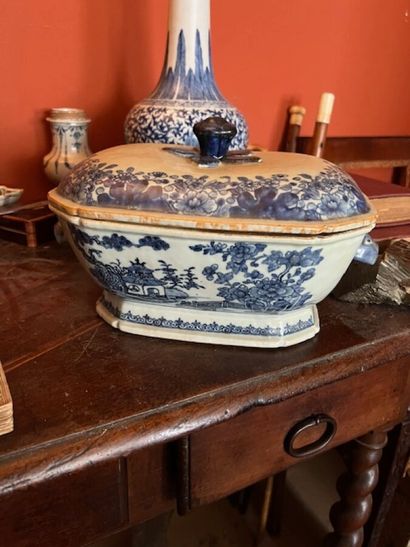 A Compagnie des Indes porcelain tureen with...