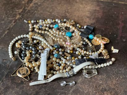 Lot de bijoux fantaisies divers