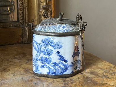 Fourneau de pipe à opium en porcelaine blanche...