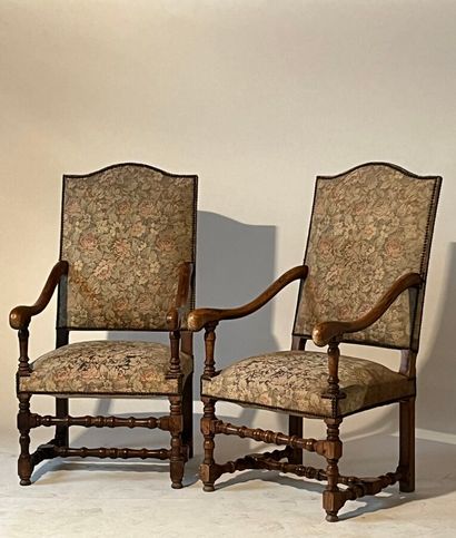 Deux fauteuils de style Louis XIII en bois...