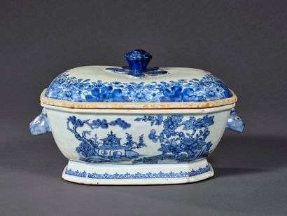 A Compagnie des Indes porcelain tureen with...