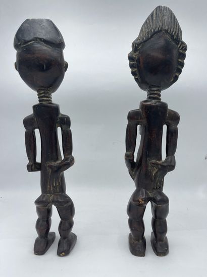 Couple de statuettes en bois sculptés, l'homme...