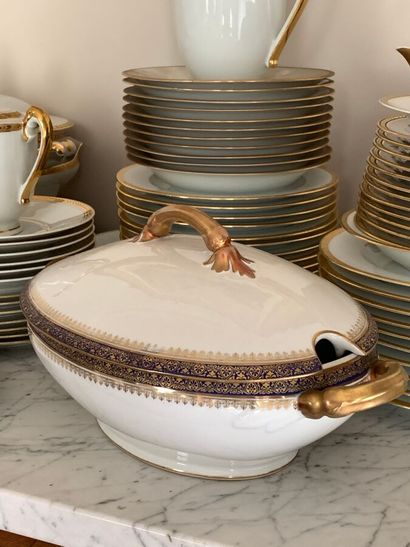 Partie de service de table en porcelaine...