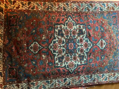 Lot de cinq tapis d'Orient (usures et accidents)...