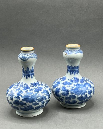 Deux vases bulbeux en porcelaine à décor...