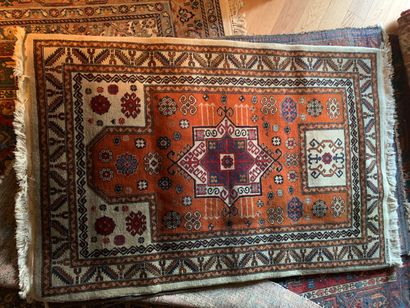 Lot de cinq tapis d'Orient (usures et accidents)...