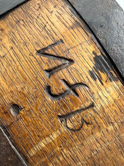 Mesure à grain en bois et fer forgé, gravé...